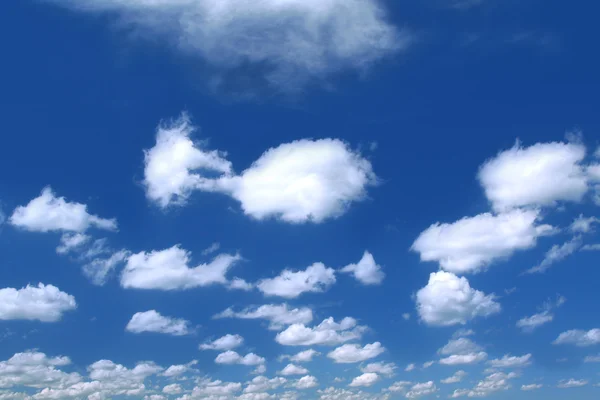 Céu de verão com nuvens cumulus — Fotografia de Stock