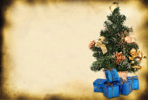 Kerstboom en cadeautjes — Stockfoto