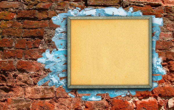 Panneau d'affichage contre le mur de briques — Photo