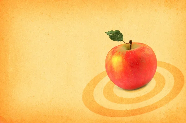 Rött äpple på papper — Stockfoto