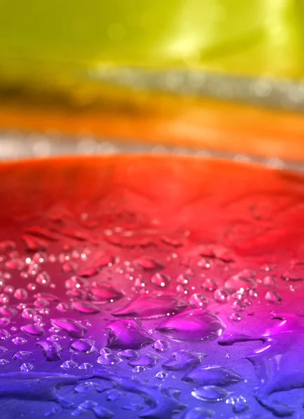 Різнокольоровий фон з краплями води — стокове фото