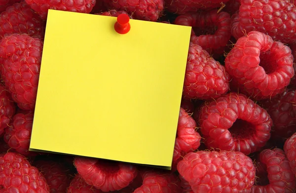 Raspberries and yellow note — Stock Photo, Image