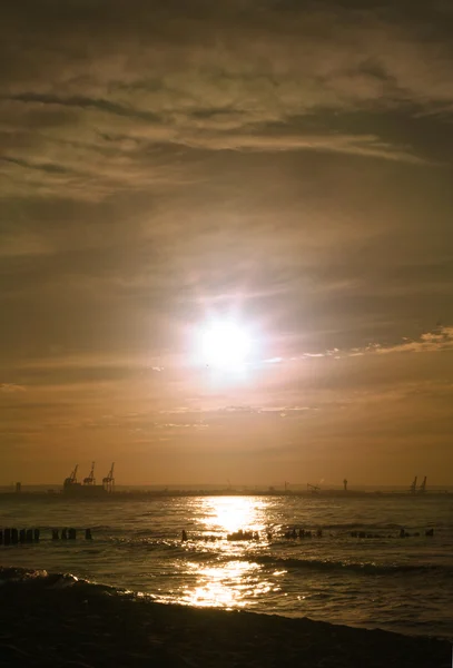 Coucher de soleil romantique à la baie — Photo