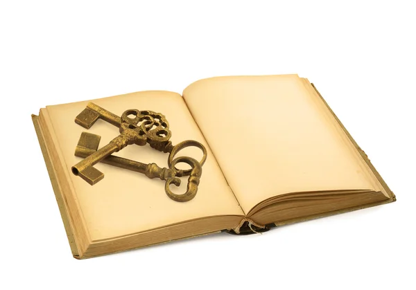 Stará kniha s klíči — Stock fotografie