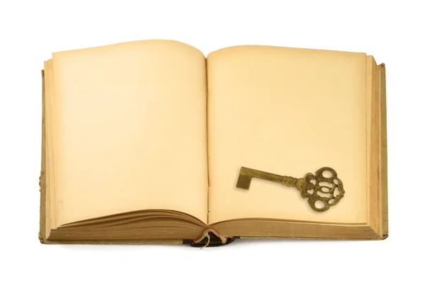 Ключ к старой книге — стоковое фото