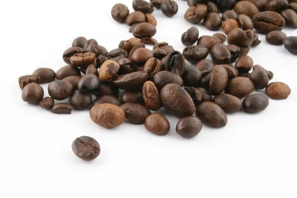 Kaffeebohnen auf weiß — Stockfoto
