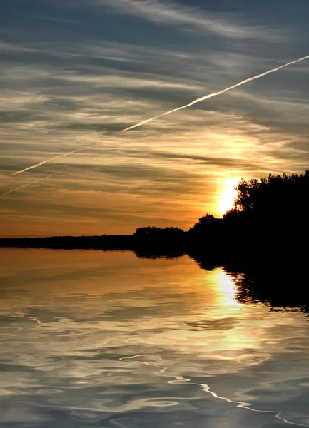 Coucher de soleil d'été près d'un lac — Photo