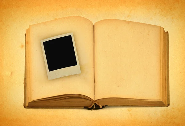 Vieux livre avec cadre photo vide à l'intérieur — Photo