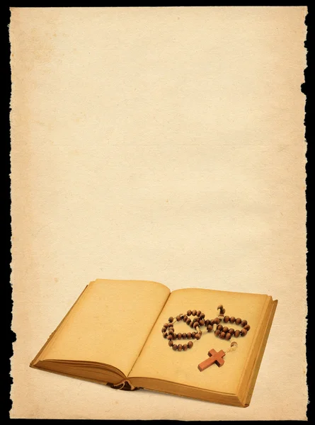 Oude vel papier met boek en rozenkrans — Stockfoto
