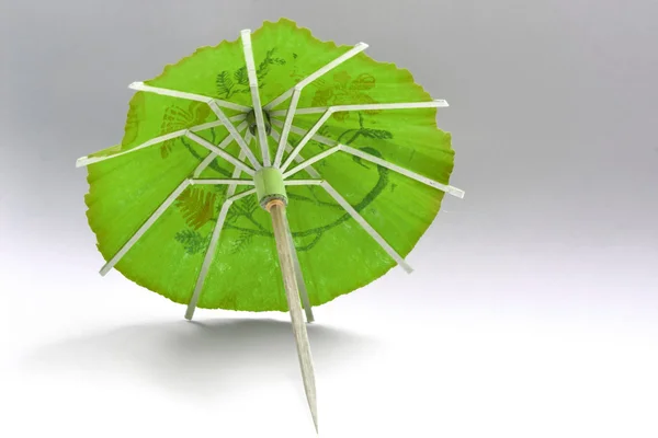 Primer plano de paraguas de cóctel verde — Foto de Stock