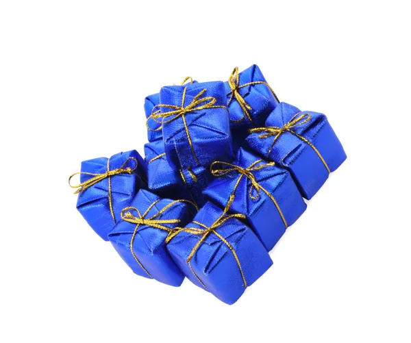 กลุ่มของขวัญสีฟ้าบนพื้นหลังสีขาว — ภาพถ่ายสต็อก