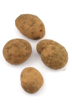 beyaz zemin üzerine dört patates