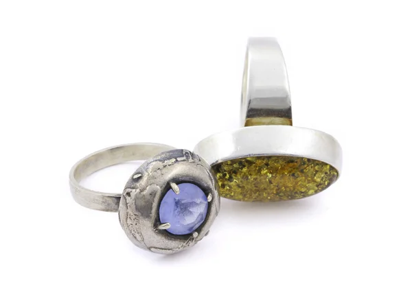 Dois anéis envelhecidos com pedras preciosas no branco — Fotografia de Stock