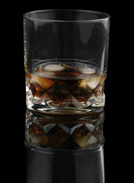 Whisky mit Cola auf den Felsen — Stockfoto