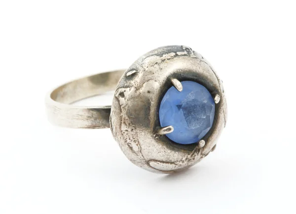 Винтажное кольцо с голубым камнем — стоковое фото