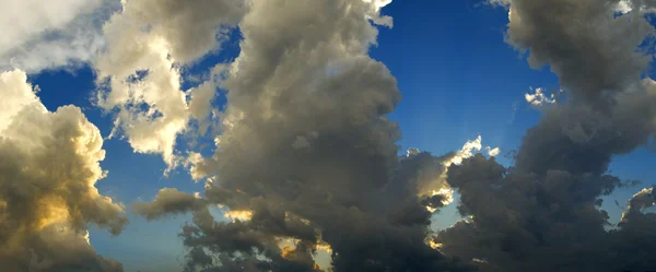 Panorama av stormig himmel — Stockfoto