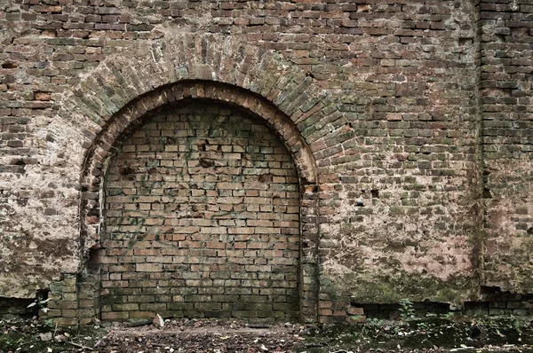Alte Ziegelmauer mit Bogen — Stockfoto