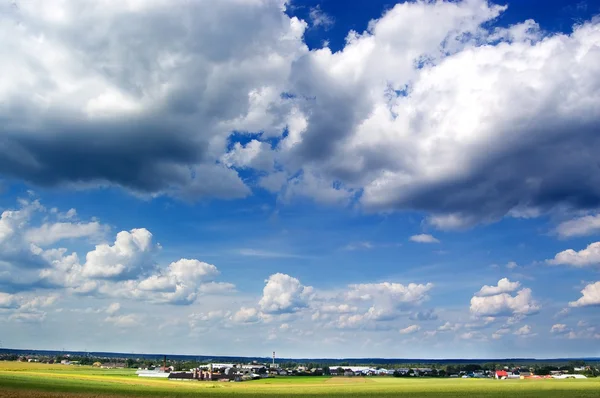 Landschaft mit schönen Wolken — Stockfoto