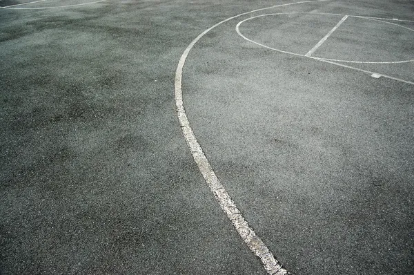 Terrain de basket-ball asphalte Images De Stock Libres De Droits