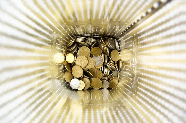 Mynt i behållaren — Stockfoto