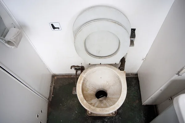 Schmutzige Toilette im Zug — Stockfoto