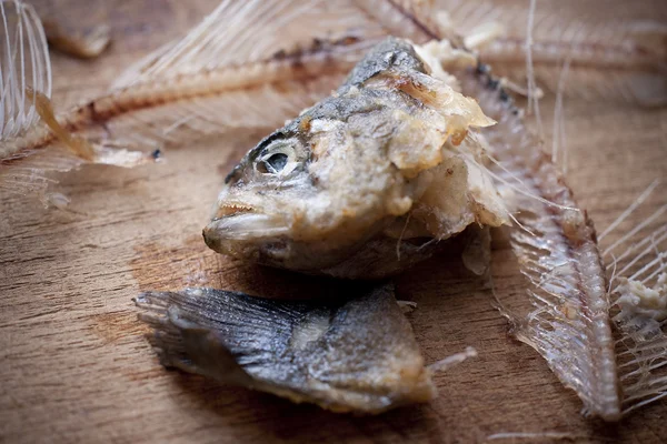 Рыбная кость на деревянной доске — стоковое фото