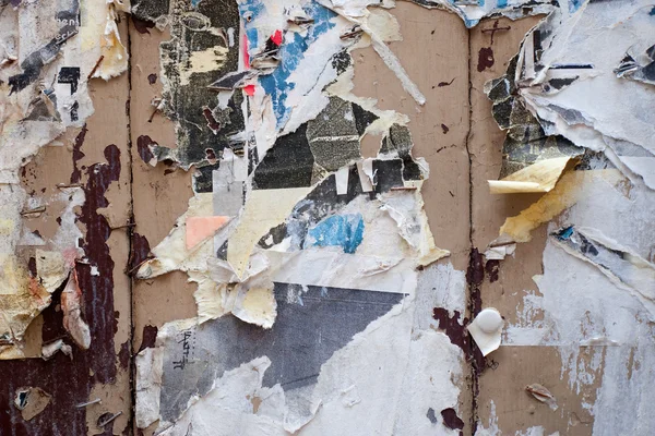 Resti di carta su una vecchia parete di legno — Foto Stock