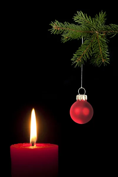 Rama de abeto con bola de árbol de Navidad — Foto de Stock