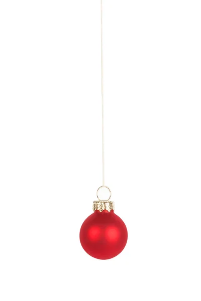 Bola de árvore de Natal vermelho, isolado — Fotografia de Stock