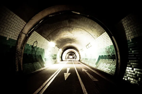 Tunnel bei Nacht lizenzfreie Stockbilder