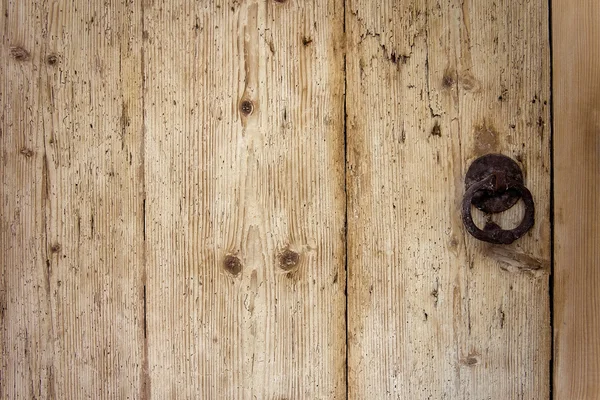Dřevěná konstrukce ze starých dveří — Stock fotografie