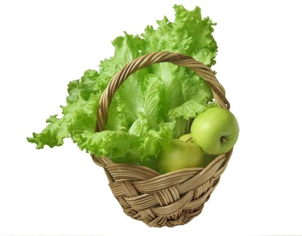 Grüner Salat und Äpfel im Korb — Stockfoto