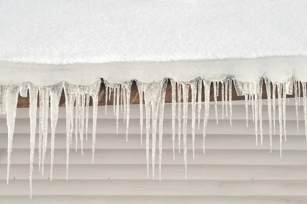 Jégcsap, hó és tető — Stock Fotó