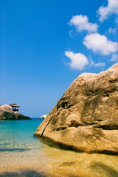 Kayanın arkasında gizli plaj — Stok fotoğraf