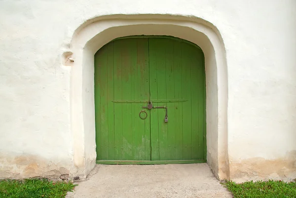 Średniowieczne drzwi drewniane malowane w kolorze zielonym — Zdjęcie stockowe