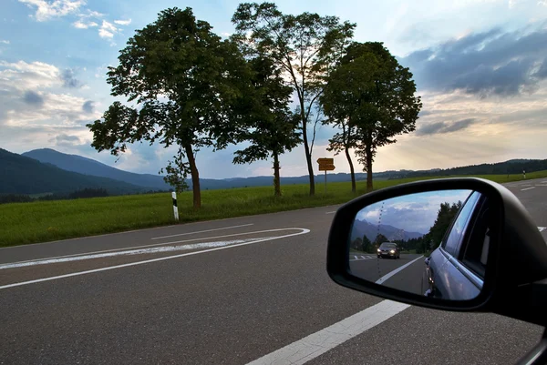 Sideview spegel vägen och bilen — Stockfoto