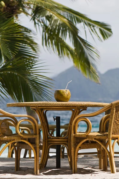 Освежающий кокосовый напиток на пляже — стоковое фото