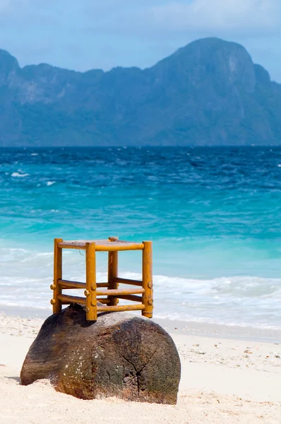 Cadeira de madeira em uma praia — Fotografia de Stock