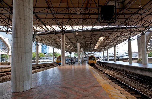 Estação ferroviária coberta moderna — Fotografia de Stock
