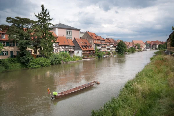 Un canal con un barco en Alsacia — Foto de Stock