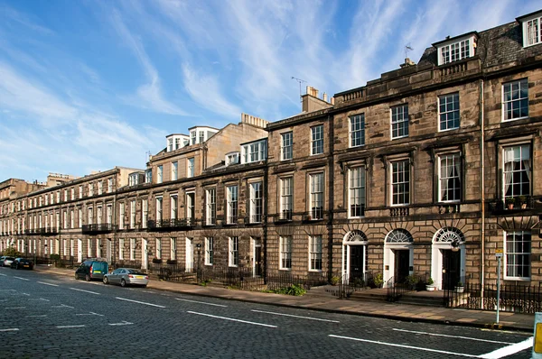 Rua pavimentada em Edinburgh, Reino Unido — Fotografia de Stock