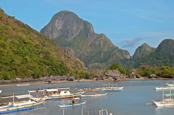 เรือใกล้ชายฝั่ง — ภาพถ่ายสต็อก