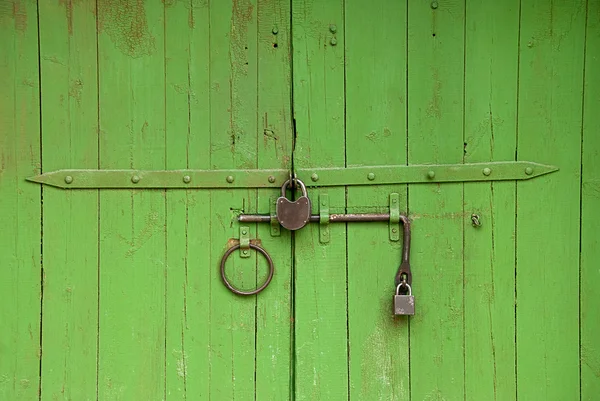 Средневековые ворота, окрашенные в зеленый — стоковое фото