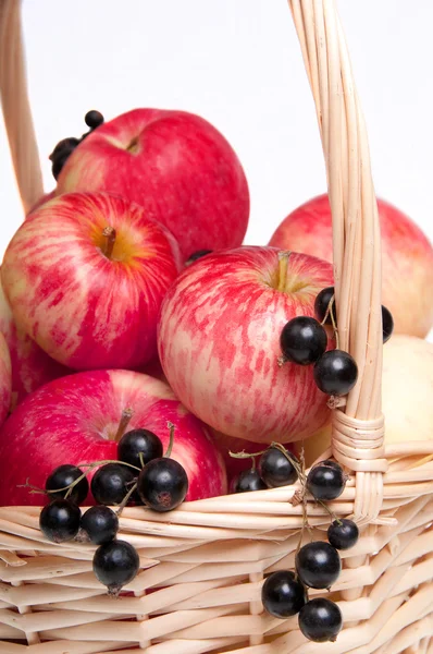 Manzanas en una canasta —  Fotos de Stock