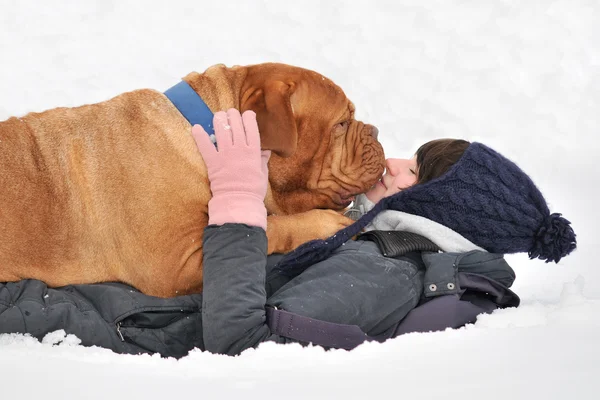 Enorme perro y su maestro en nieve — Foto de Stock