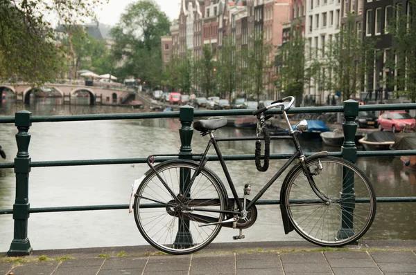 Bir köprü üzerinde park etmiş bisikleti — Stok fotoğraf