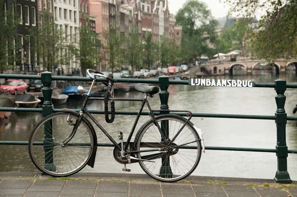 Bicicleta estacionada en un puente — Foto de Stock