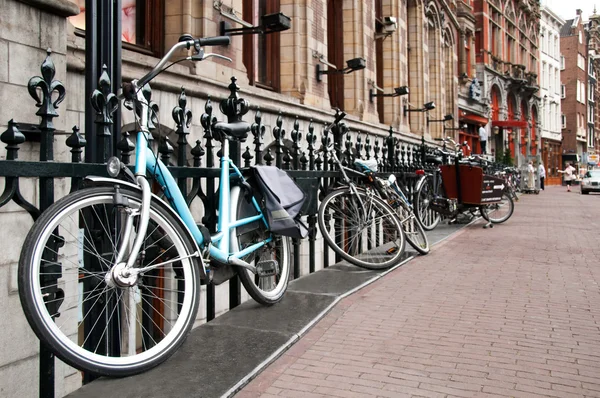 Припаркованные велосипеды — стоковое фото