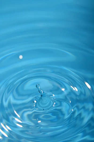 Πιτσιλιά νερό πτώση σε μπλε — Φωτογραφία Αρχείου