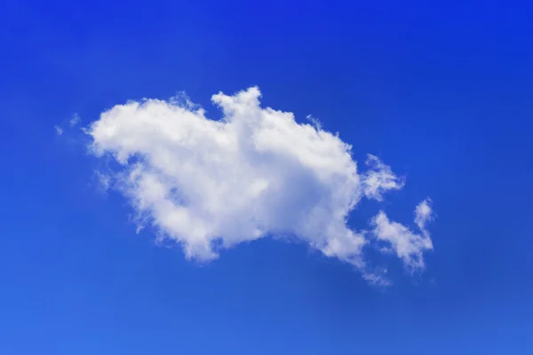 Одинокое облако и голубое небо — стоковое фото